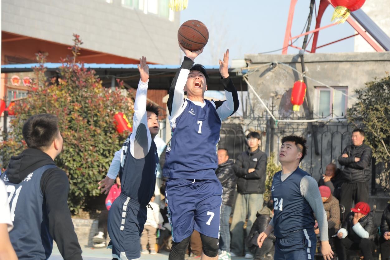 他的中场控